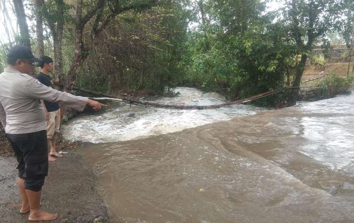 Bocah tewas terseret arus sungai.