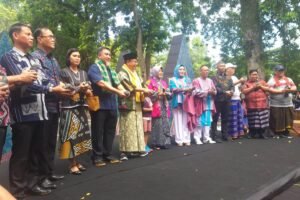 Tenun Produk Lokal