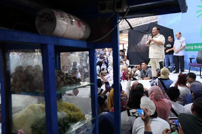 Prabowo bertemu pedagang bakso di Bekasi.