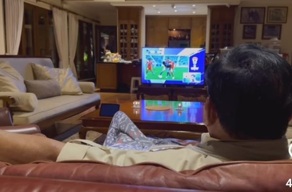 Prabowo santai sarungan nonton Timnas Indonesia vs Jepang.