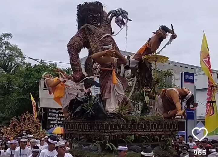 Pawai Ogoh-ogoh di Kota Mataram, Lombok.