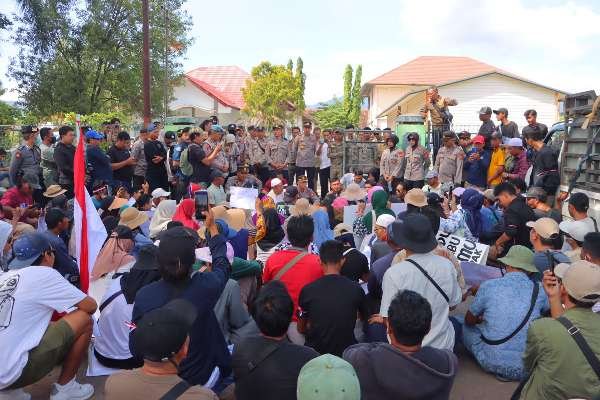 Masyarakat Gili Indah Bersatu gelar aksi demo.