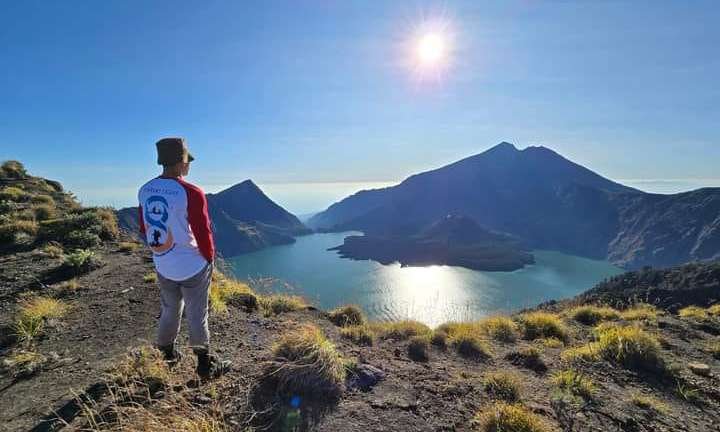 Pemandangan indah Gunung Rinjani dari Gunung Layur.