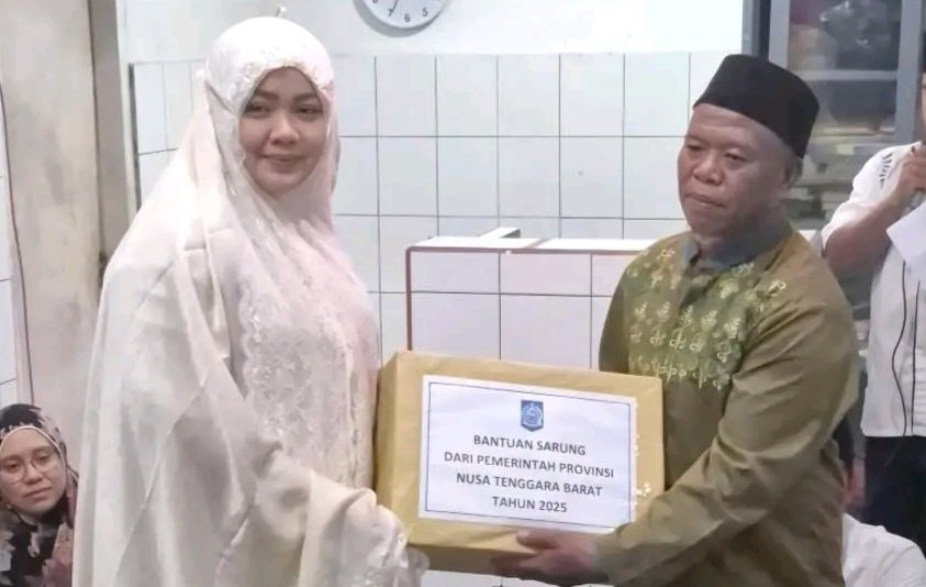 Usai meninjau pasar tradisional dan bersilaturahmi dengan sejumlah tokoh di Kabupaten Sumbawa, Wakil Gubernur NTB, Hj. Indah Dhamayanti Putri, didampingi Bupati Sumbawa Syarafuddin Jarot melakukan Safari Ramadhan di pelosok desa Ekowisata Batu Dulang, Kecamatan Batu Lanteh Kabupaten Sumbawa.