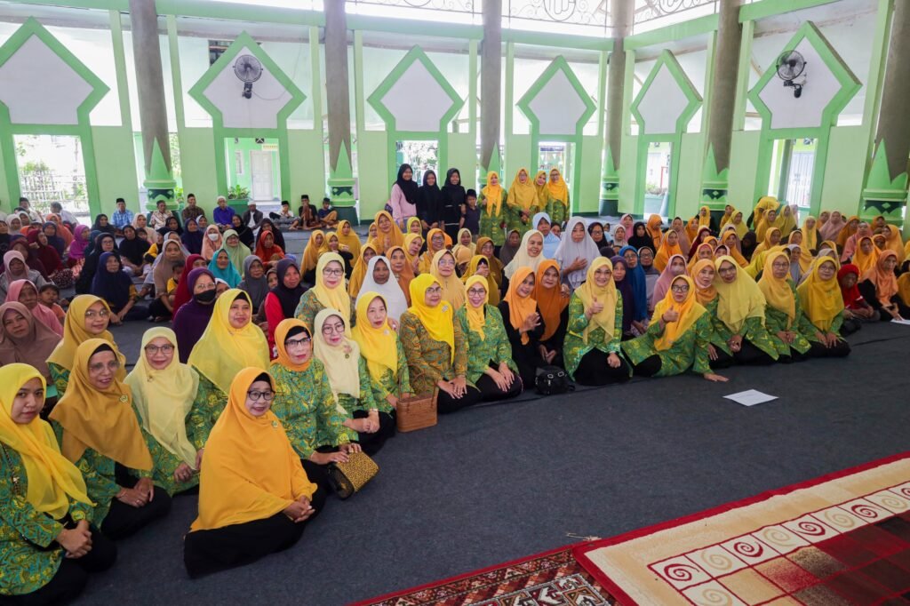 Al Hidayah NTB gelar Giat sosial Ramadhan, berikan bingkisan ke warga kurang mampu dan bagi takjil gratis.