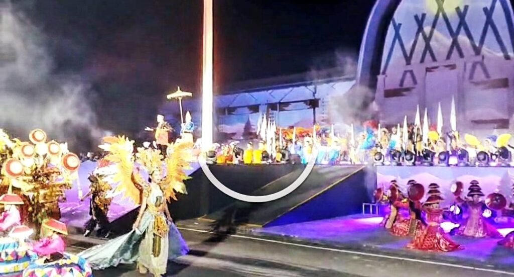 Opening Ceremony Festival Olahraga Masyarakat Nasional (FORNAS) VIII Tahun 2025 di Kompleks Kantor Gubernur NTB Sabtu (26/7) berlangsung spektakuler.