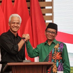 PASANGAN GANJAR - MAHFUD: Pasangan bacapres-bacawapres Ganjar Pranowo - Mahfud MD melakukan salam komando seusai pengukuhannya untuk maju dalam Pilpres 2024 di Kantor DPP PDIP, Jakarta, Rabu (18/10/2023). Ganjar Pranowo - Mahfud MD diusung PDIP, PPP, Partai Hanura dan Partai Perindo. MI/Usman Iskandar