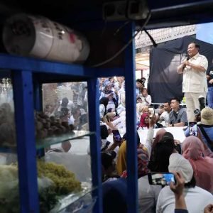 Prabowo bertemu pedagang bakso di Bekasi.