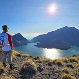 Pemandangan indah Gunung Rinjani dari Gunung Layur.