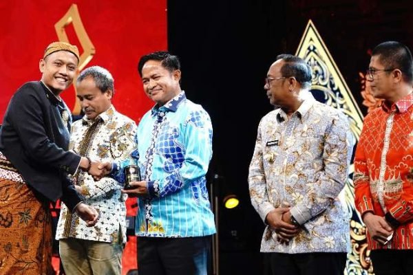 Pj Gubernur NTB terima Anugerah KPI 2024.