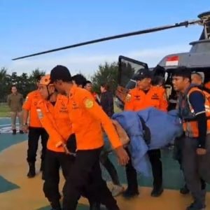 Pendaki kebangsaan Swiis Benedikt Emmenegger saat dievakuasi dari Gunung Rinjani