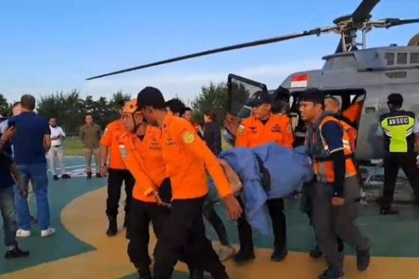 Pendaki kebangsaan Swiis Benedikt Emmenegger saat dievakuasi dari Gunung Rinjani