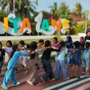 Sejumlah anak peserta School Holiday Campaign di The Mandalika Lombok nampak asyik bermain (Foto Yus)