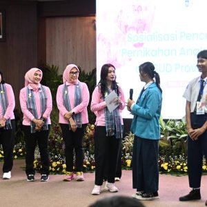 Ibu Selvi Gibran saat dialog dengan salah seorang siswa saat kampanye pencegahan pernikahan usia dini