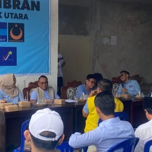 Ketua Harian TKD NTB Prabowo-Gibran H Suhaili FT dan SekertarisNaufar Furqony Farinduan memberikan motivasi dan semangat kepada TKD KLU dan relawan