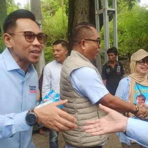 Naufar Furqony Farinduan dan rombongan TKD NTB Prabowo-Gibran tampak bersemangat membagi susu UHT kepada warga Majalango Tanjung KLU