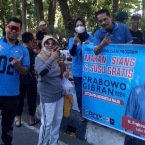 TKD Kota Mataram bagi-bagi susu gratis di Jalan Udayana Mataram.