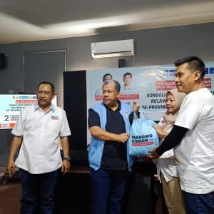 Fahri Hamzah secara simbolis menyerahkan atribut Prabowo-Gibran kepada relawan di NTB