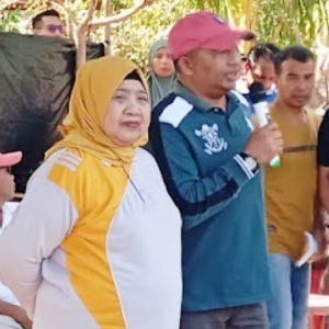 Minggu (8/9) kemarin, Hj Sumiatun dan Ibnu Salim tanpak hadir di acara Mancing Gratis di Desa Taman Ayu Kecamatan Gerung Lombok Barat.