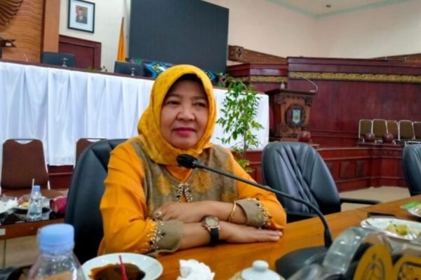 Setelah dua kali dipercaya sebagai Ketua DPRD NTB, kini untuk ketiga kalinya DPP Partai Golkar mempercayakan jabatan bergengsi itu kepada Isvie Rupaeda.