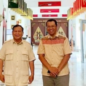 Calon Gubernur Nusa Tenggara Barat (NTB) DR H Zulkieflimansyah saat berpose bersama Menteri Pertahanan Republik Indonesia sekaligus presiden terpilih, H Prabowo Subianto.