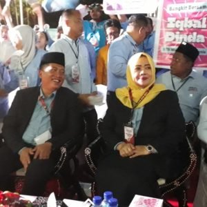 Ketua DPD Partai Golkar Kabupaten Bima, Hj Indah Dhamayanti Putri, hadir di KPU sangat elegan dan cantik dengan menggunakan setelan jas dan hijab kuning cerah.