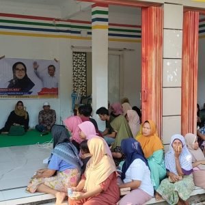 Anggota DPRD NTB, Hj Nanik Suryatiningsih atau Bunda Nanik turun ke masyarakat melakukan sosialisasi nomor urut dan visi misi Cabup dan cawabup Lombok Barat Nuavar Furqani Farinduan dan Hj Khairatun Fauzan Khalid (Paket Rintun).