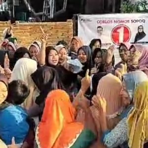 Hj Nanik Suryatiningsih alias Bunda Nanik ajak berjoget ratusan srikandi Dusun Rerot Desa Bagik Polak Kecamatan Labu Api Lombok Barat Kamis (3/10).