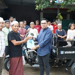 Farin menyerahkan bantuan satu unit kendaraan roda 3 (caesar) kepada Kelompok Masyarakat Desa Bengkaung secara langsung di Dusun Bengkaung Desa Bengkaung Kecamatan Batu Layar Lombok Barat, Sabtu (5/10) sore.