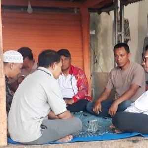 Sejumlah Ketua Kelompok Pengarajin Banyumulek Jumat (11/10) bertemu Calon Bupati Lombok Barat Nuavar Furqani Farinduan alias Farin.