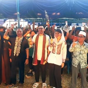 Masyarakat Desa Giri Tembesi Gerung Lombok Barat tumpah ruah menyambut kehadiran Bupati Lombok Barat Nuavar Furqani Farinduan alias Farin bersama DR H Zaini Arony.