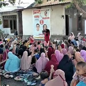 Bunda Nanik kobarkan semangat srikandi Desa Ombe Baru Kecamatan Kediri Kabupaten Lombok Barat untuk memilih Nomor 1 di Pilakda Lombok Barat.