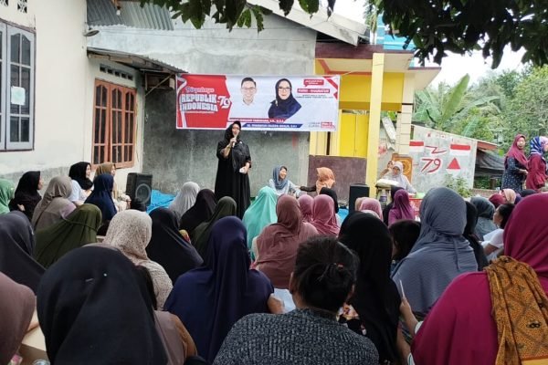 Bunda Nanik bertemu ratusan pemilih perempuan Dusun Dasan Geria Desa Dasan Geria Kecamatan Lingsar  Lombok Barat Selasa (15/10).