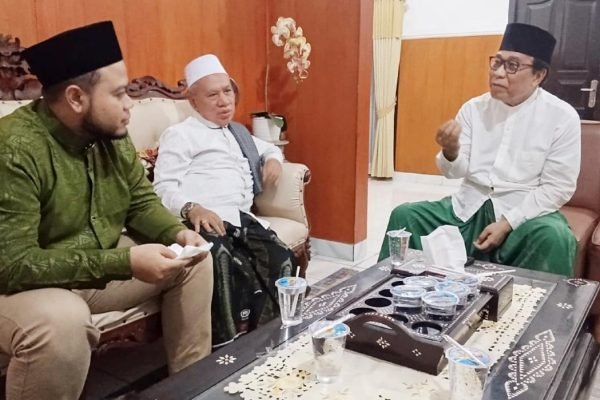 Ditemani ayahanda tercinta H. Muzihir, H. Weis Alqurnain, Lc., MA., Cawawali Mataram bersilaturahim ke kediaman H. Muhammad Nur di Karang Bedil Mataram