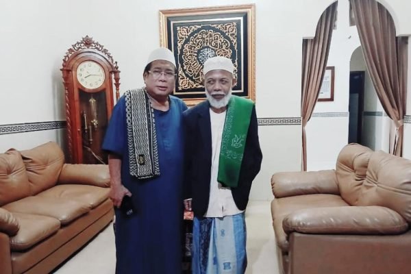 Abah Uhel berkunjung ke Pondok Pesantren Salaf Modern (PPSM) Thohir Yasin di Desa Lendang Nangka Utara Kecamatan Masbagik Kabupaten Lombok Timur, Sabtu (26/10) malam.