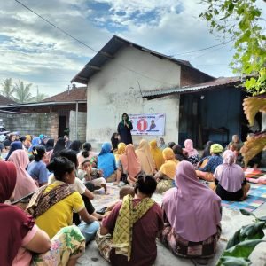 Ketua Tim Srikandi Rintun, Hj Nanik Suryatiningsih alias Bunda Nanik, Sabtu (2/11) kemarin, mempraktekkan cara mencoblos kepada ratusan warga Dusun Nirbaye Desa Saribaya Kecamatan Lingsar Lombok Barat.