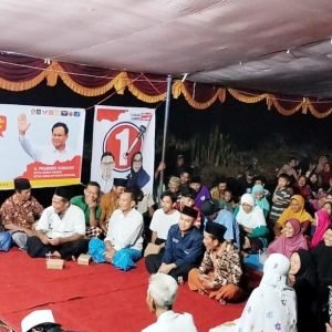 Ketua Tim Srikandi Rintun Hj Nanik Suryatiningsih alias Bunda Nanik trobos kandang Lazadha di Dusun Teratai, Desa Kediri Selatan, Kecamatan Kediri, Sabtu (9/11) malam.