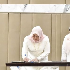 Gubernur NTB, Dr. Lalu Muhamad Iqbal mengukuhkan Wakil Gubernur NTB, Indah Dhamayanti Putri, S.E., M.IP., sebagai Ketua Umum BKOW Provinsi NTB periode 2025–2030.