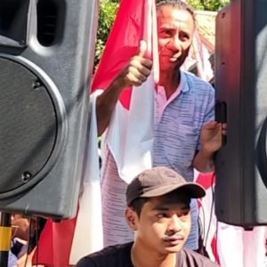 Calon Kaling Taman Kapitan Ampenan, Lalu Yusranullah saat diarak keliling lingkungan sebelum mendaftar ke Panitia Pemilihan Kaling Taman Kapitan.