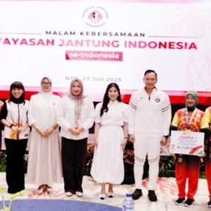 Anissa Pohan Yudhoyono menyerahkan  mendali emas kepada Tim Aceh sebagai Juara 1 Senam Jantung di FORNAS VIII 2025.