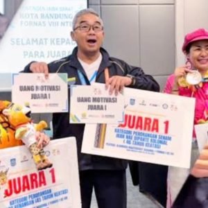 Wali Kota Bandung, Muhammad Farhan tak bisa menutupi rasa bangganya atas torehan prestasi Kontingen Jawa Barat yang menduduki peringkat teratas klasmen sementara di ajang FORNAS VIII NTB.