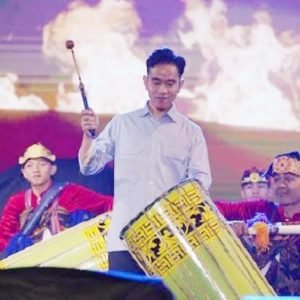 Wapres Gibran Rakabuming Raka memuji penampilan para peserta lanjut usia atau lansia di FORNAS VIII NTB 2025.