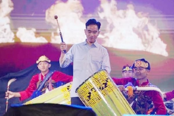 Wapres Gibran Rakabuming Raka memuji penampilan para peserta lanjut usia atau lansia di FORNAS VIII NTB 2025.