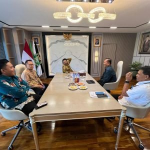 Pertemuan Gubernur NTB, Lalu Muhamad Iqbal dengan Rusdi Kirana, pemilik perusahaan penerbangan nasional terbesar, Lion Group (Wings Air, Super Air Jet, Batik, Lion, aMalindo, Batik Malaysia, Lion Thai).