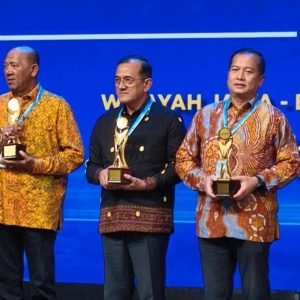 Gubernur NTB H Muhamad Lalu Iqbal menerima Piala TPAKD Award 2025 kategori Provinsi Terbaik wilayah Nusa Mapua.
