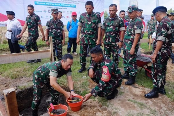 Pangdam IX/Udayana Mayjen TNI Piek Budyakto, memimpin secara resmi peletakan batu pertama (groundbreaking) pembangunan Koperasi Desa/Kelurahan Merah Putih (KDKMP) se-Indonesia.