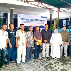 Lurah Taman Sari serahkan SK Kaling Taman Kapitan kepada Lalu Yusranullah disaksikan warga.