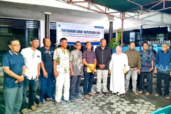 Lurah Taman Sari serahkan SK Kaling Taman Kapitan kepada Lalu Yusranullah disaksikan warga.