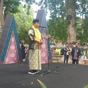 Lalu Gita Ariadi kenakan tenun produk lokal