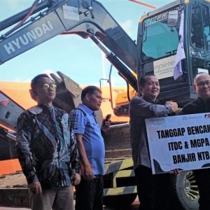 Gubernur NTB, Lalu Muhamad Iqbal  (tengah) saat menerima penyerahan bantuan oleh  Direktur Operasi ITDC, Troy Reza Warokka